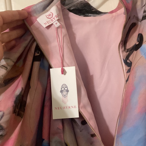 Neubyrne beautiful abstract print top with dramatic sleeves - Picture 3 of 9